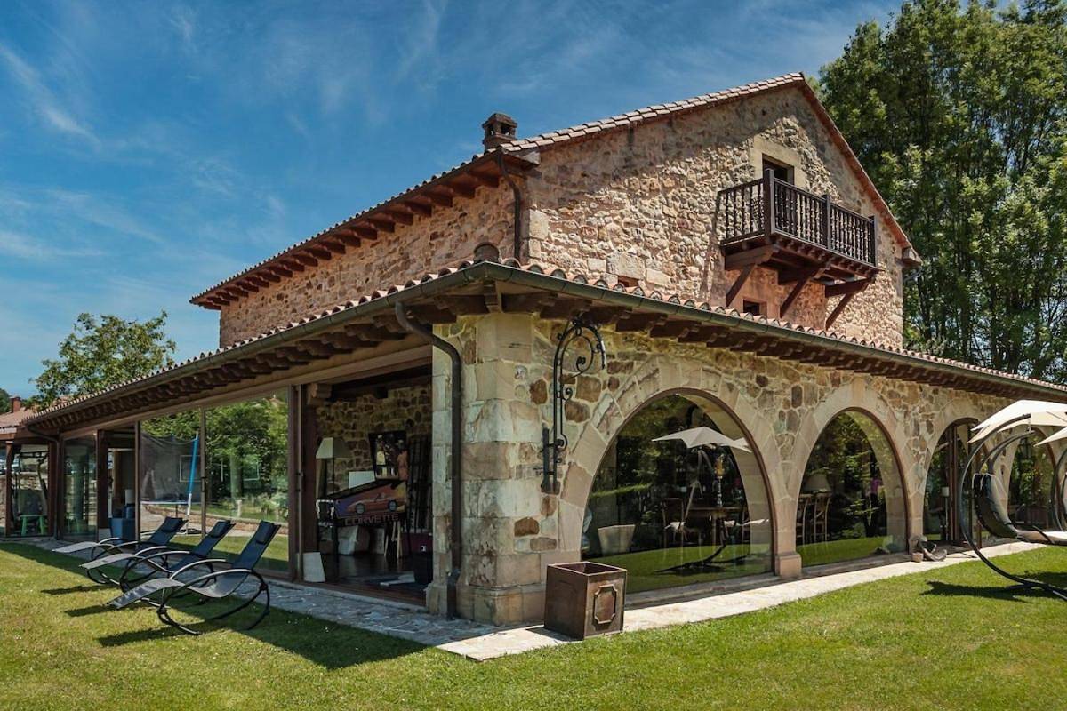 Casona Los Fresnos, con piscina in Hornedo, Entrambasaguas