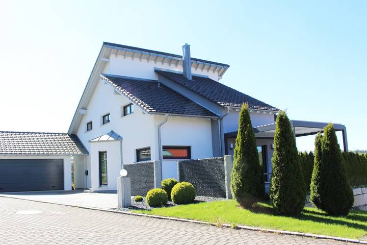 Ferienhaus für 8 Personen, mit Balkon und Terrasse sowie Garten und Ausblick in Sonnenbühl