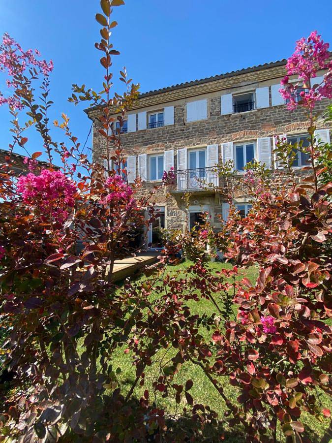 Location de vacances pour 11 personnes, avec Balcon et Jacuzzi ainsi que Terrasse et Jardin à Saint-Étienne-des-Oullières
