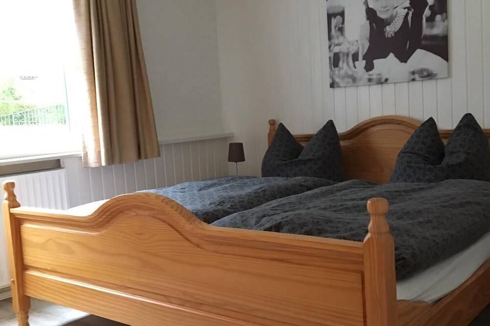 Ganze Wohnung, Neu renovierte Ferienwohnung \"Zwei\" in Haus zur Eiche in Neuhaus im Solling, Holzminden