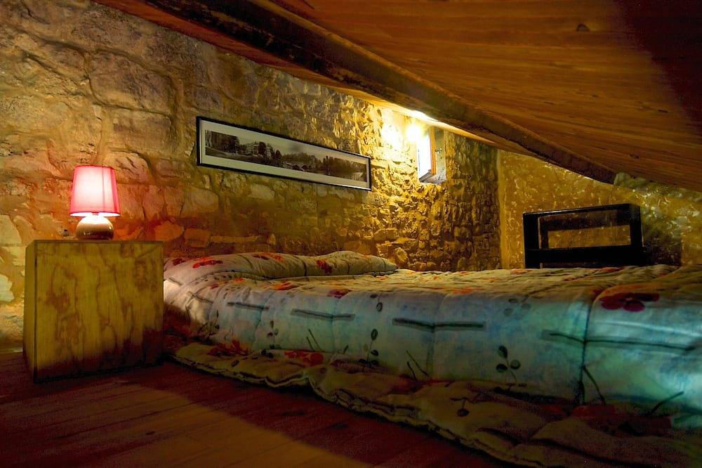 Gîte, 4 couchages, calme et repos, vue imprenable, pleine nature. in Issirac, Région de Nîmes