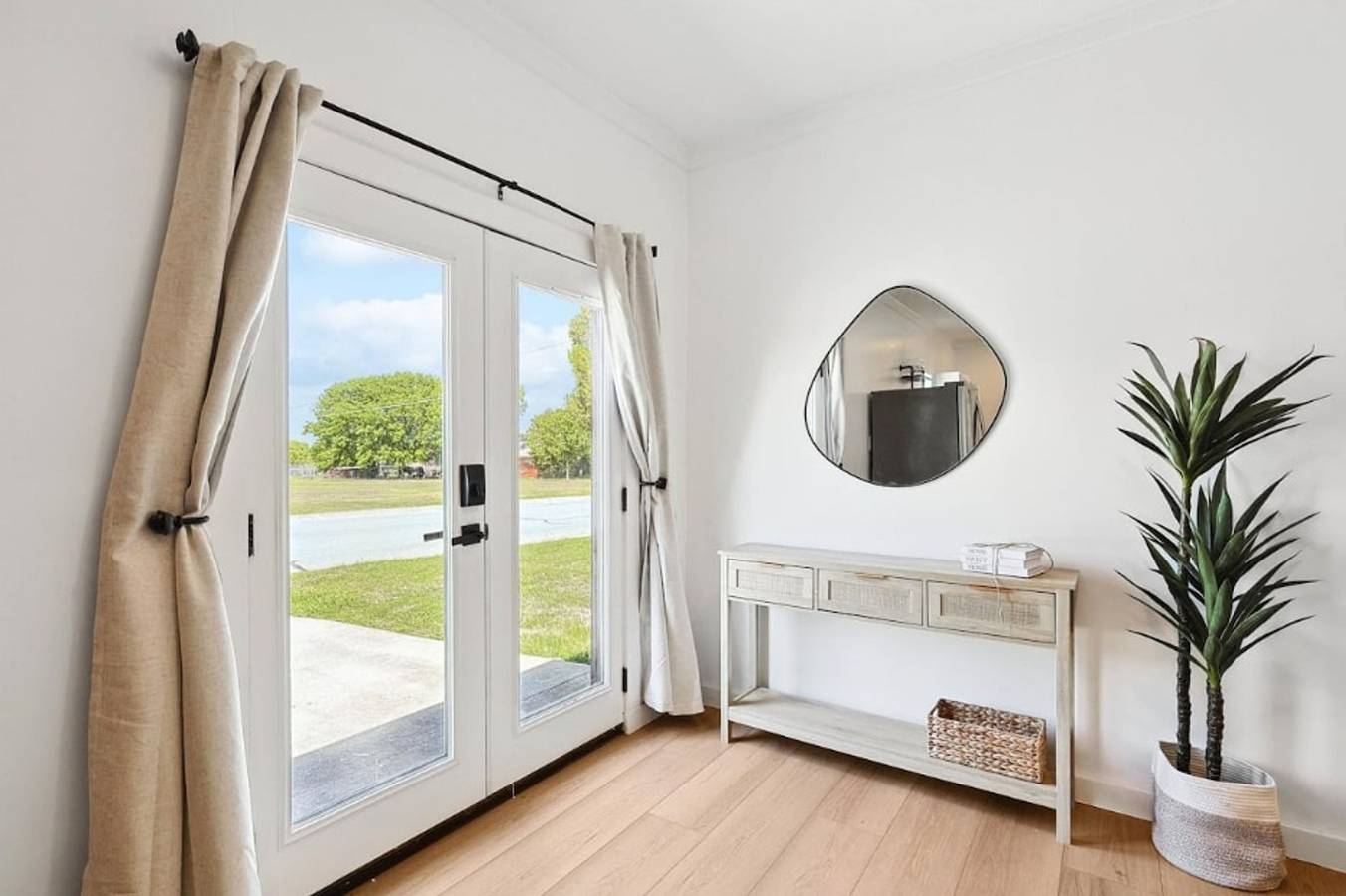 Peaceful 2Br 1B Holiday Guest House with Hot Tub in Denton, Denton County