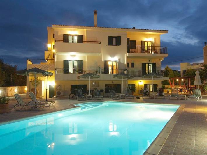 Gîte pour 3 personnes, avec piscine ainsi que jardin et vue dans Almirida