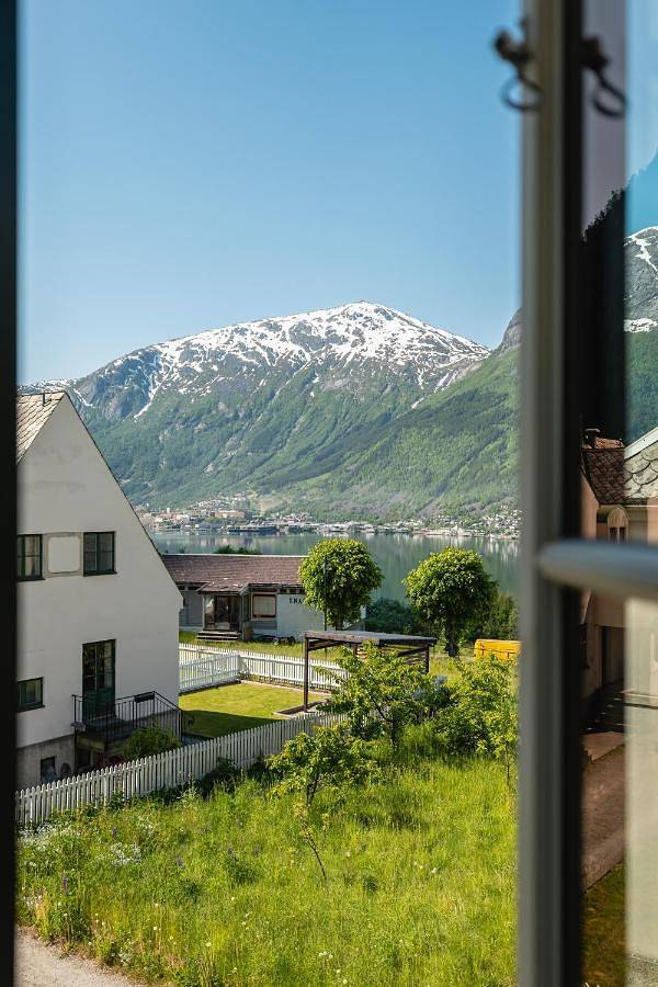 Ferienwohnung für 8 Personen, mit Terrasse und Garten sowie Seeblick und Ausblick in Odda - 3