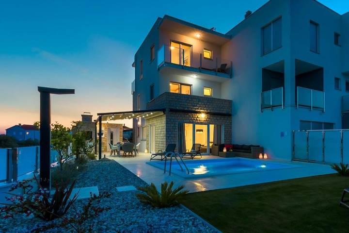 Villa pour 8 personnes, avec Balcon et Terrasse ainsi que Jardin et Piscine à Tribunj