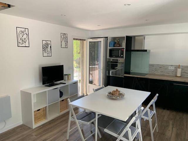 Location de vacances pour 4 personnes, avec piscine ainsi que vue et jardin à Oppède - 3