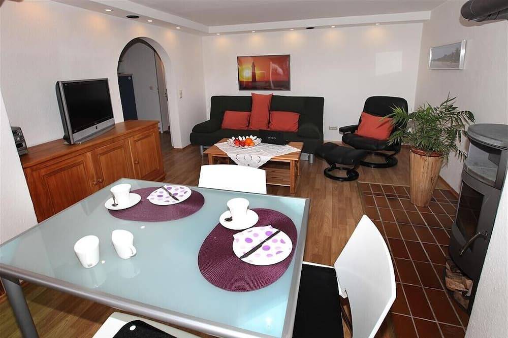 Schoene, liebevoll komplett renovierte Ferienwohnung direkt unter dem Karwendel. in Mittenwald, Bayerische Alpen