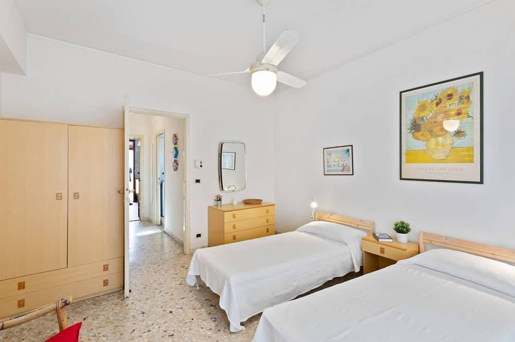 Ganze Wohnung, Guesthost - Comfortable 77 sqm apartment with two balconies (one with sea view), which can comfortably accommodate up to 4 people, located on the third floor of a building without lift. The property is located in Aci Castello, just 11 km from Catania, a in Aci Trezza, Aci Castello