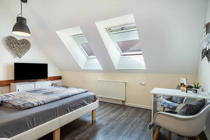Ganze Wohnung, 'Zimmer 2', gemütliches, helles Doppelzimmer mit Dachschräge in Ravensburg, Region Bodensee-Oberschwaben