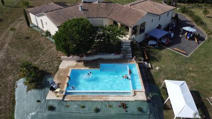 Location de vacances pour 8 personnes, avec vue ainsi que piscine et terrasse à La Douze