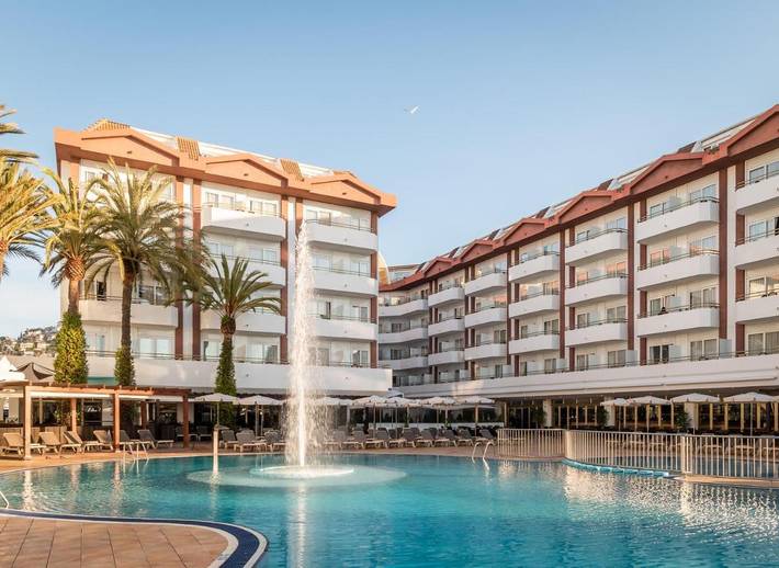 Hôtel, avec Jacuzzi et Terrasse ainsi que Jardin et Piscine