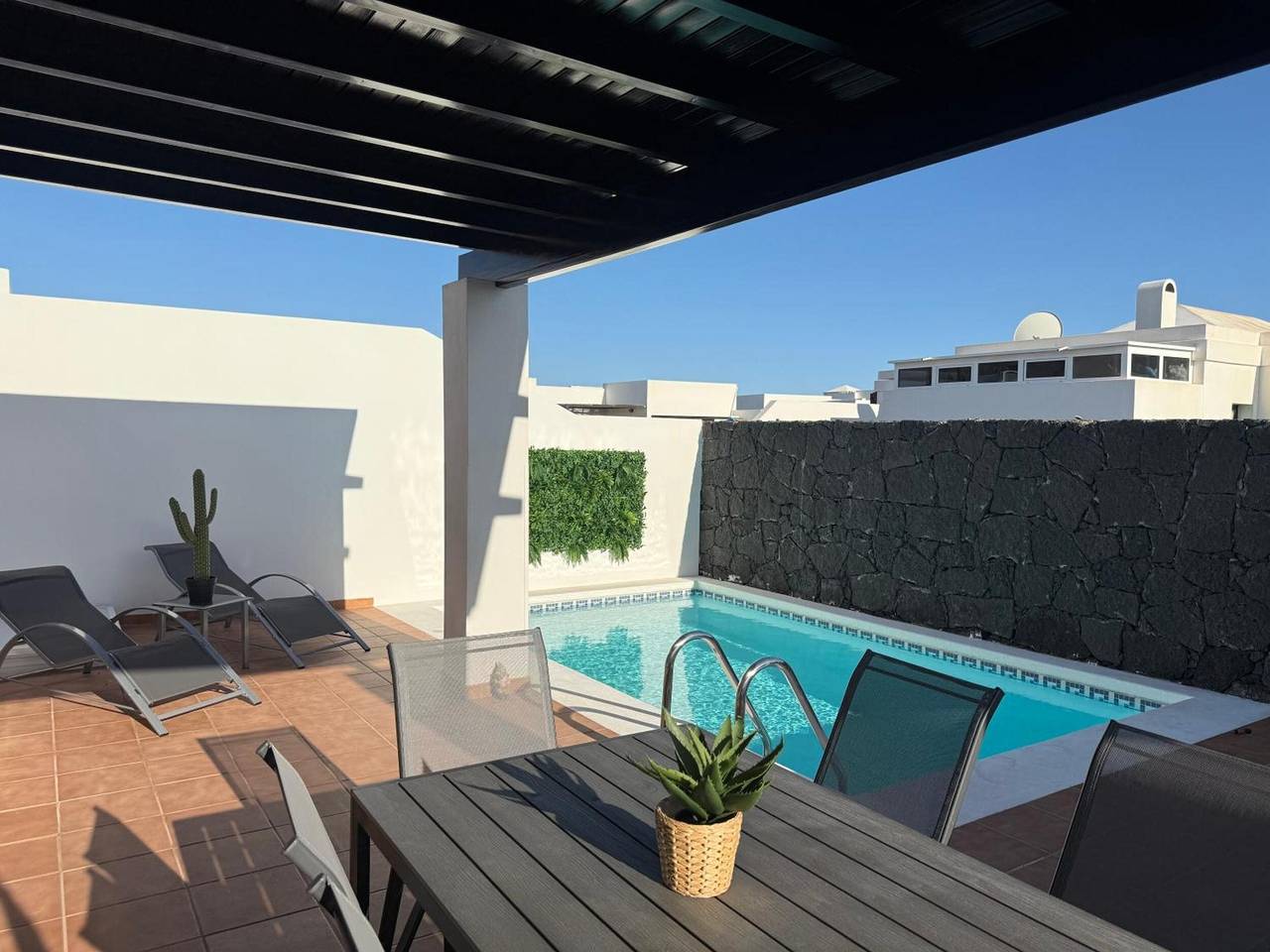 Ferienvilla „Vera“ mit Bergblick, privatem Pool und Wlan in Playa Blanca, Yaiza