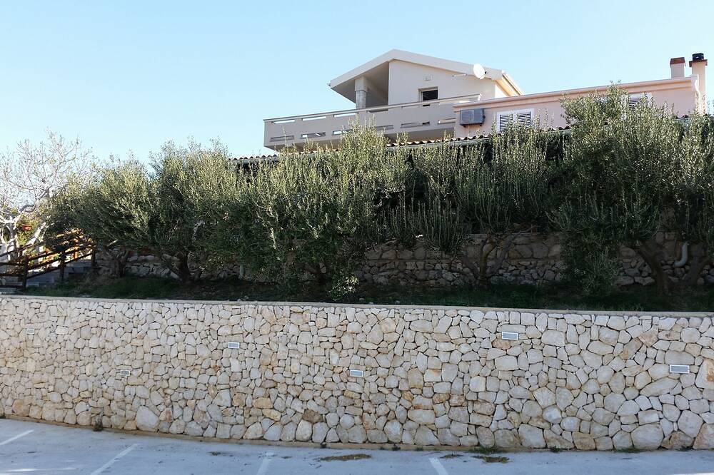 Ganze Wohnung, 1-Zimmer-Ferienwohnung mit Terrasse und Meerblick Kolan, Pag in Kolan, Kolan (Kroatische Adria)