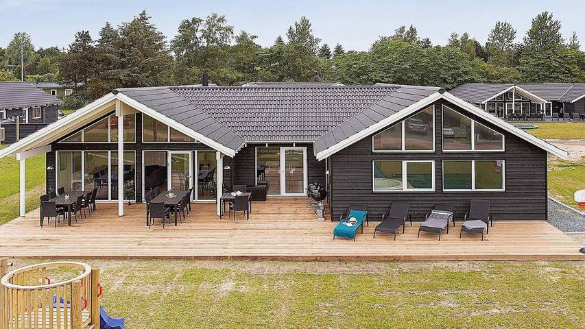 Ferieudlejning for 17 personer, med sauna og pool såvel som jacuzzi og terrasse, husdyr tilladt i Vejby