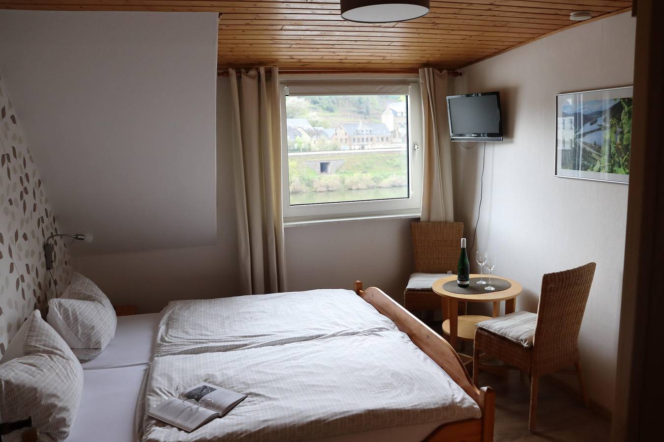 Ganze Ferienwohnung, Kerner- Vierbettzimmer mit 2 Schlafräumen in Niederfell, Osteifel