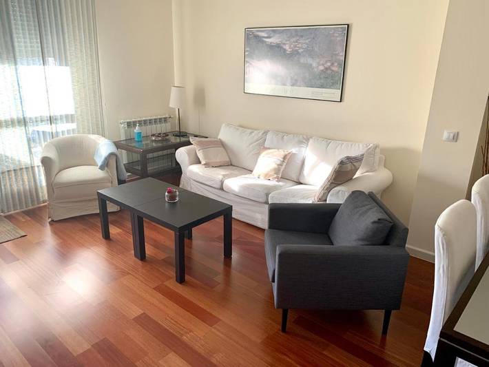 Apartamento para 4 personas, con vistas además de piscina y balcón en Sabiñánigo