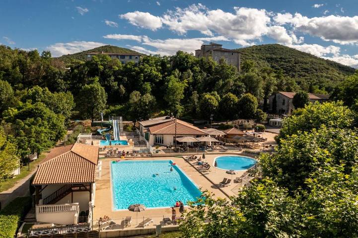 Camping pour 4 personnes, avec Terrasse et Jardin ainsi que Bassin pour enfant et Piscine