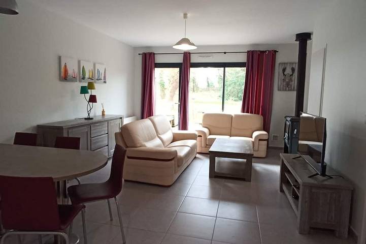 Schönes Ferienhaus mit Pool in der Nähe des Strandes in Le Tour-du-Parc, Côte des Mégalithes