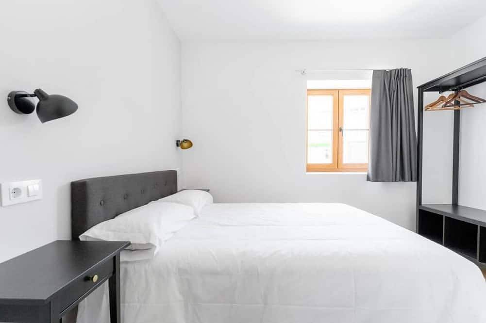 Appartement entier, Family apartment with private garden and views of the main garden. in Villaverde de Pontones, Ribamontán al Monte