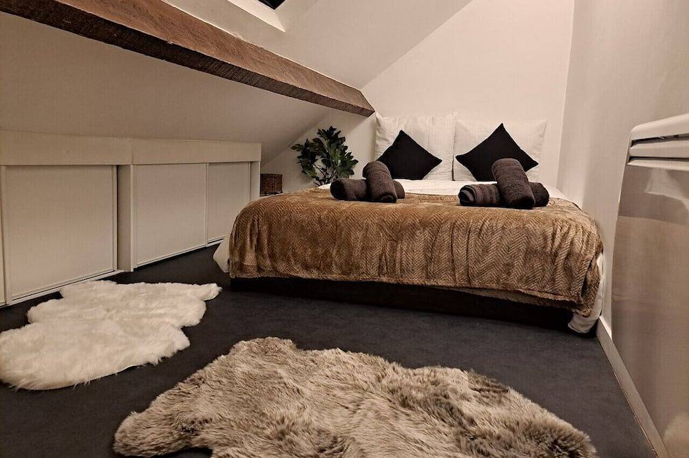 Apartamento entero, 1-bedroom duplex apartment in Vincennes with Wifi Near Train and Metro 1 station in Vincennes, Valle del Marne