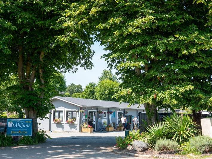 Location de vacances pour 4 personnes, avec Terrasse ainsi que Jardin et Piscine à Le Tilleul