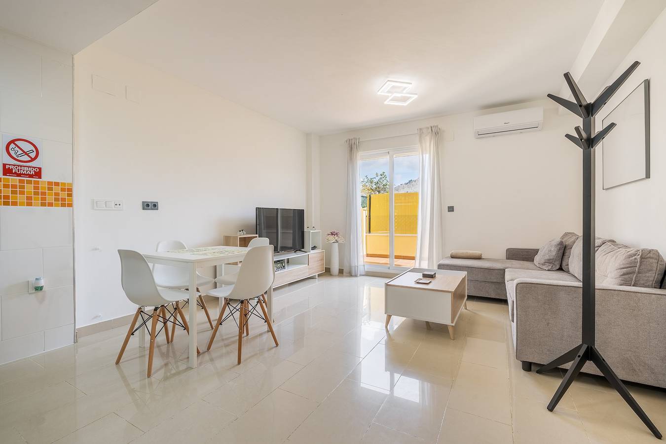 Hel lägenhet, 'Ágora Alhambra' Apartment with Mountain Views, Shared Pool, and Air Conditioning in Atarfe, Granada Provinsen