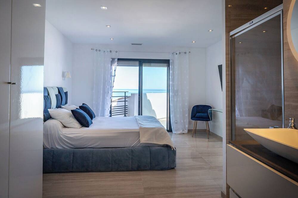 Villa d’Architecte Pieds Dans L’Eau vue panoramique Revelata et accès direct Mer in Calvi, Région de Calvi