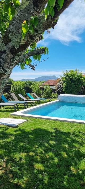 Gîte pour 14 personnes, avec jardin ainsi que vue et piscine à Ahetze