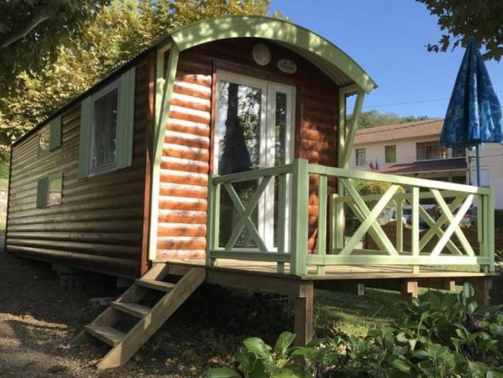 Camping pour 4 personnes, avec terrasse et piscine, animaux acceptés