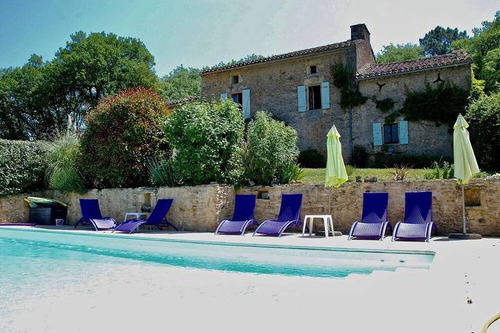 Location de vacances pour 8 personnes, avec terrasse et jardin, animaux acceptés à Saint-Front-sur-Lémance