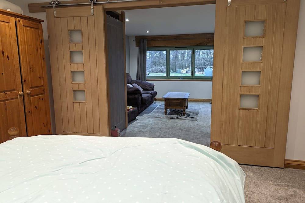 Tranquil country setting with private garden in Staffordshire