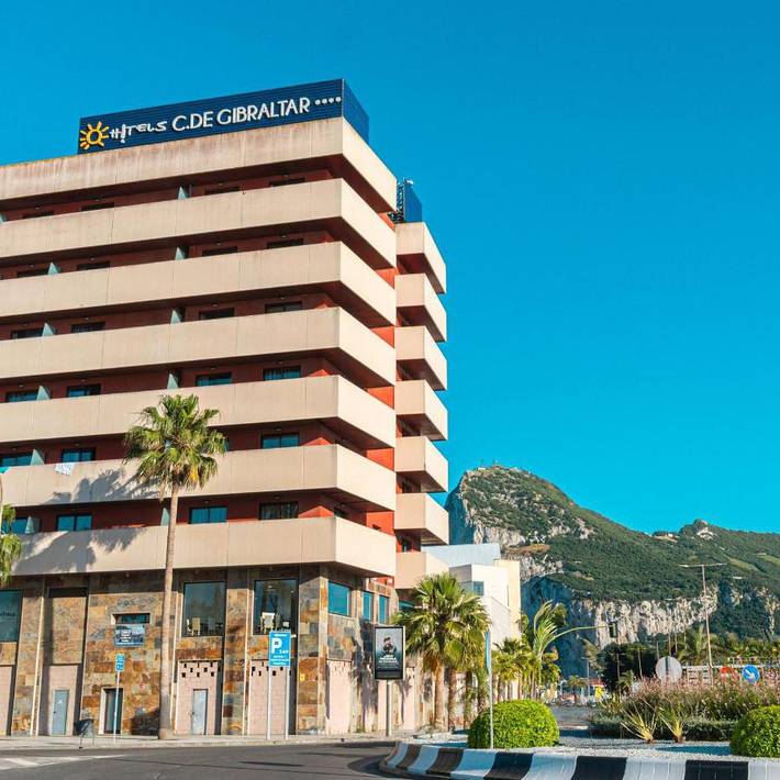 Hôtel, avec Balcon et Terrasse ainsi que Piscine et Vue à La Línea de la Concepción - 2