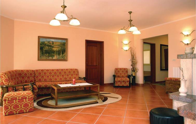 Ganze Ferienwohnung, Modernes Apartment mit 1 Schlafzimmer, Pool und Terrasse, 700 m vom Strand entfernt in Novigrad, Umag und Umgebung
