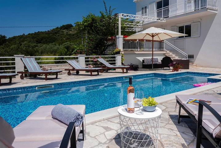Charming 5-Br villa for 10 with swimming pool surrounded by nature in Zaton, Grad Dubrovnik