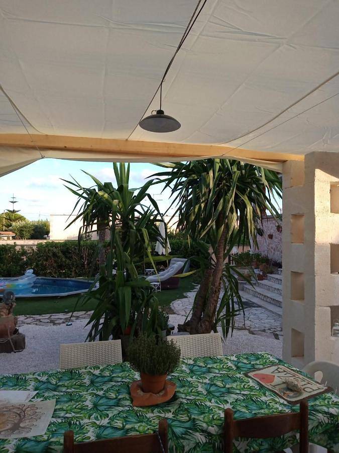 Ferienwohnung für 3 Personen, mit Balkon und Terrasse sowie Garten und Kinderpool in Brindisi