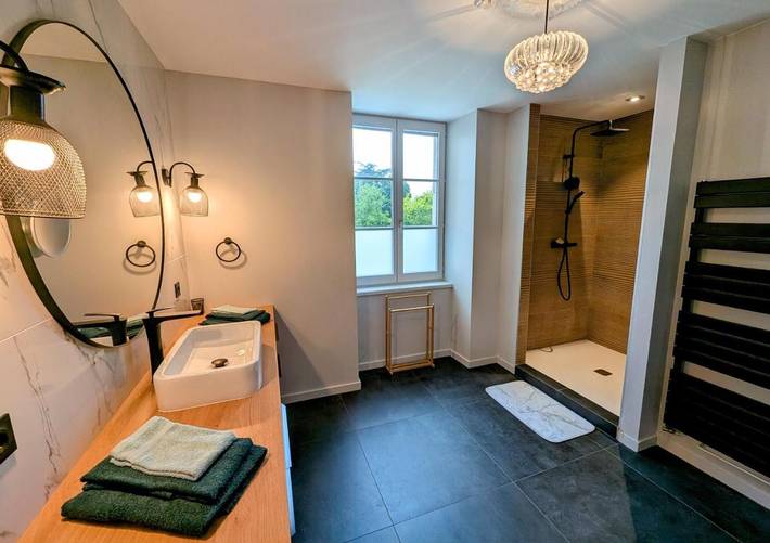 Location de vacances pour 2 personnes, avec terrasse ainsi que jardin et piscine à GY - 3