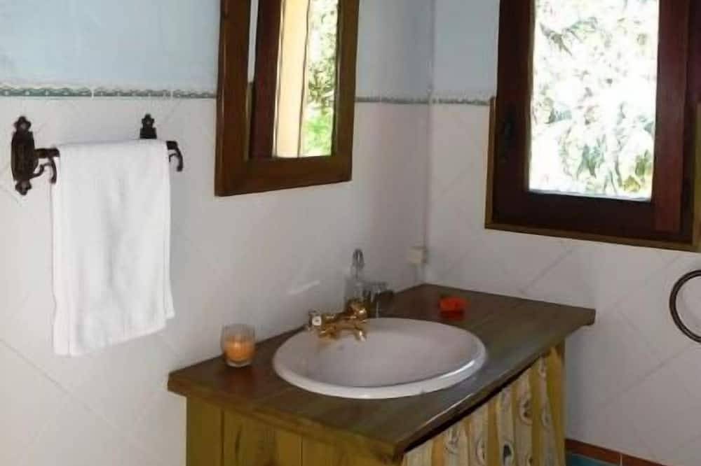 Self catering cottage La Colmena for 6 people in Navalsaz, Enciso