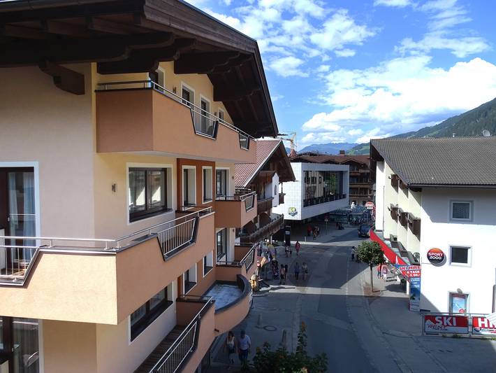 Ganze Wohnung, Ferienwohnung 'Appartements Windschnur Hollerbusch' mit Bergblick und WLAN in Mayrhofen, Zillertaler Alpen
