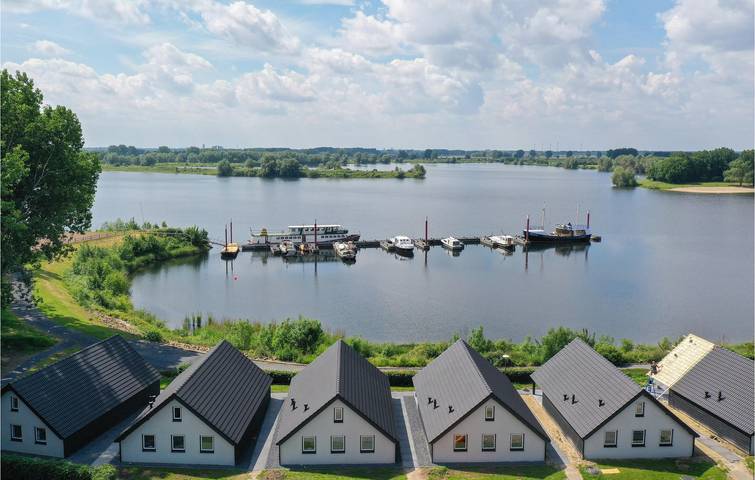 Vakantiehuis voor 6 personen, with terras and tuin as well as uitzicht op het meer, kindvriendelijk de Betuwe