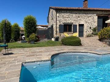 Gîte pour 6 personnes, avec piscine ainsi que vue et jardin, animaux acceptés dans Aulhat-Flat