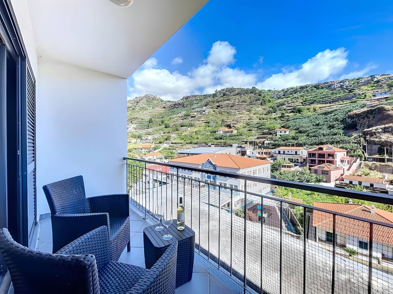 Ganze Wohnung, Apartment „Agostinho Santa Cruz“ mit Meerblick, Balkon und Wlan in Santa Cruz (Madeira), Madeira