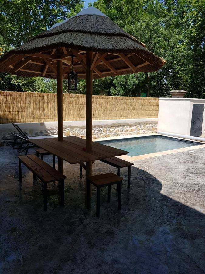 Location de vacances pour 5 personnes, avec piscine ainsi que vue et terrasse à Le Cailar - 4