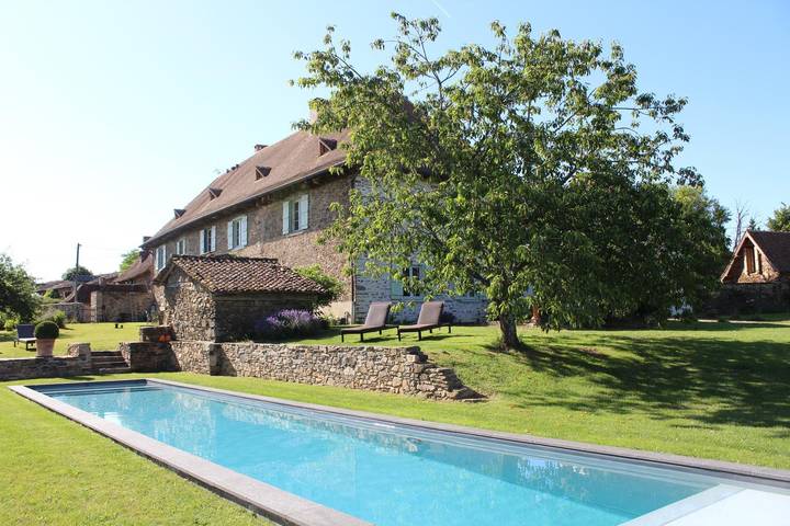 Gîte pour 4 personnes, avec piscine et jardin