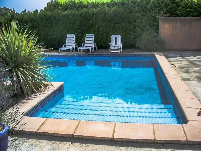 A Courthézon près d'Avignon, villa de vacances, piscine clôturée et joli parc. in Courthézon, Vaucluse
