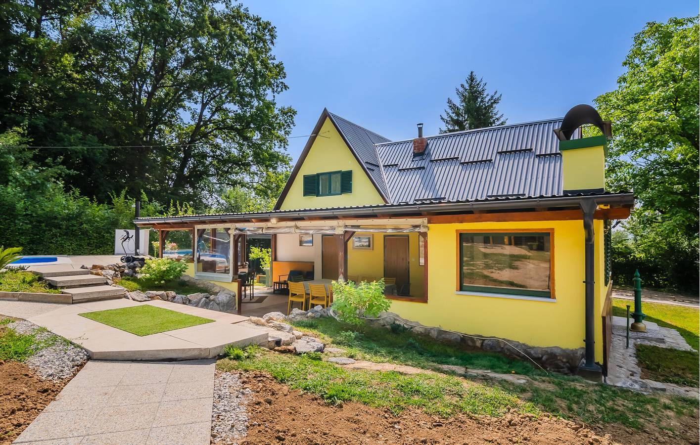 Reizende 2-Zimmer-Wohnung mit Pool, Terrasse und 2 km zum Strand in Sisak-Moslavina