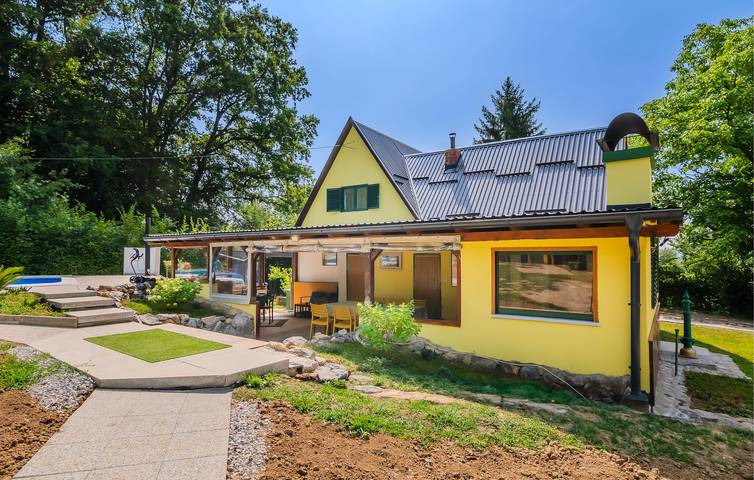Reizende 2-Zimmer-Wohnung mit Pool, Terrasse und 2 km zum Strand in Sisak-Moslavina