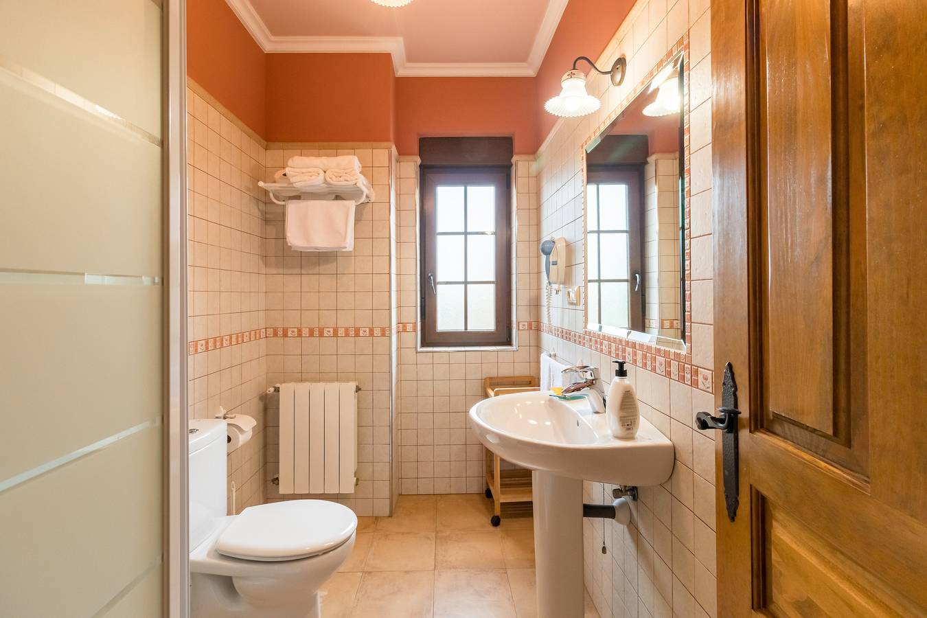 Apartamento entero, Apartamento 'Antonio Apto4' con vistas al mar, terraza privada y Wi-Fi in Santillana del Mar, Costa de Cantabria