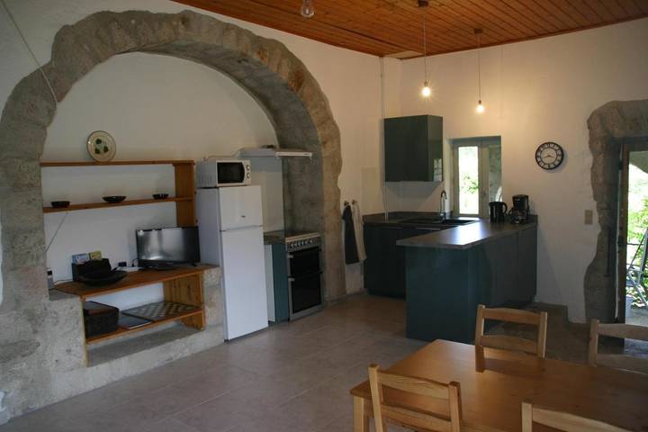 Location de vacances pour 4 personnes, avec jardin ainsi que vue et piscine à Payzac (Ardèche) - 3