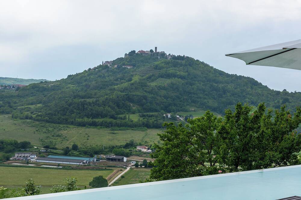 Villa Majestic Eye with infinity pool in nature paradise near Motovun\n in Motovun, Općina Motovun