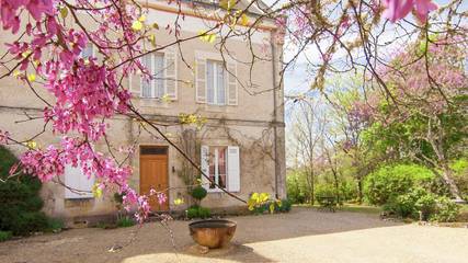 Gîte pour 8 personnes, avec jardin ainsi que terrasse et piscine à Brouchaud